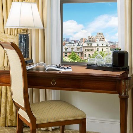 Hotel The Newbury Boston Esterno foto A writing desk