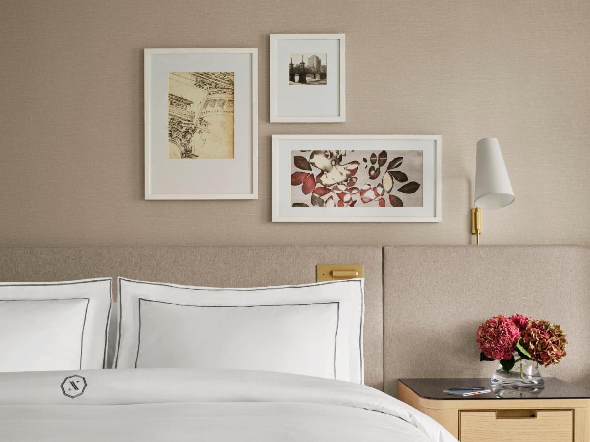 Hotel The Newbury Boston Esterno foto A guest room at The St. Regis New York