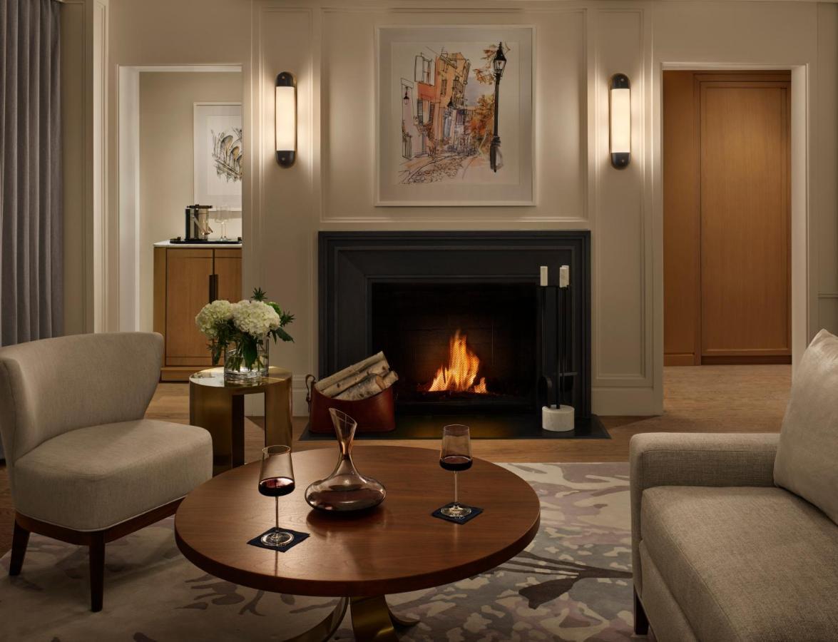 Hotel The Newbury Boston Esterno foto A living room at The Ritz-Carlton, Washington, D.C.
