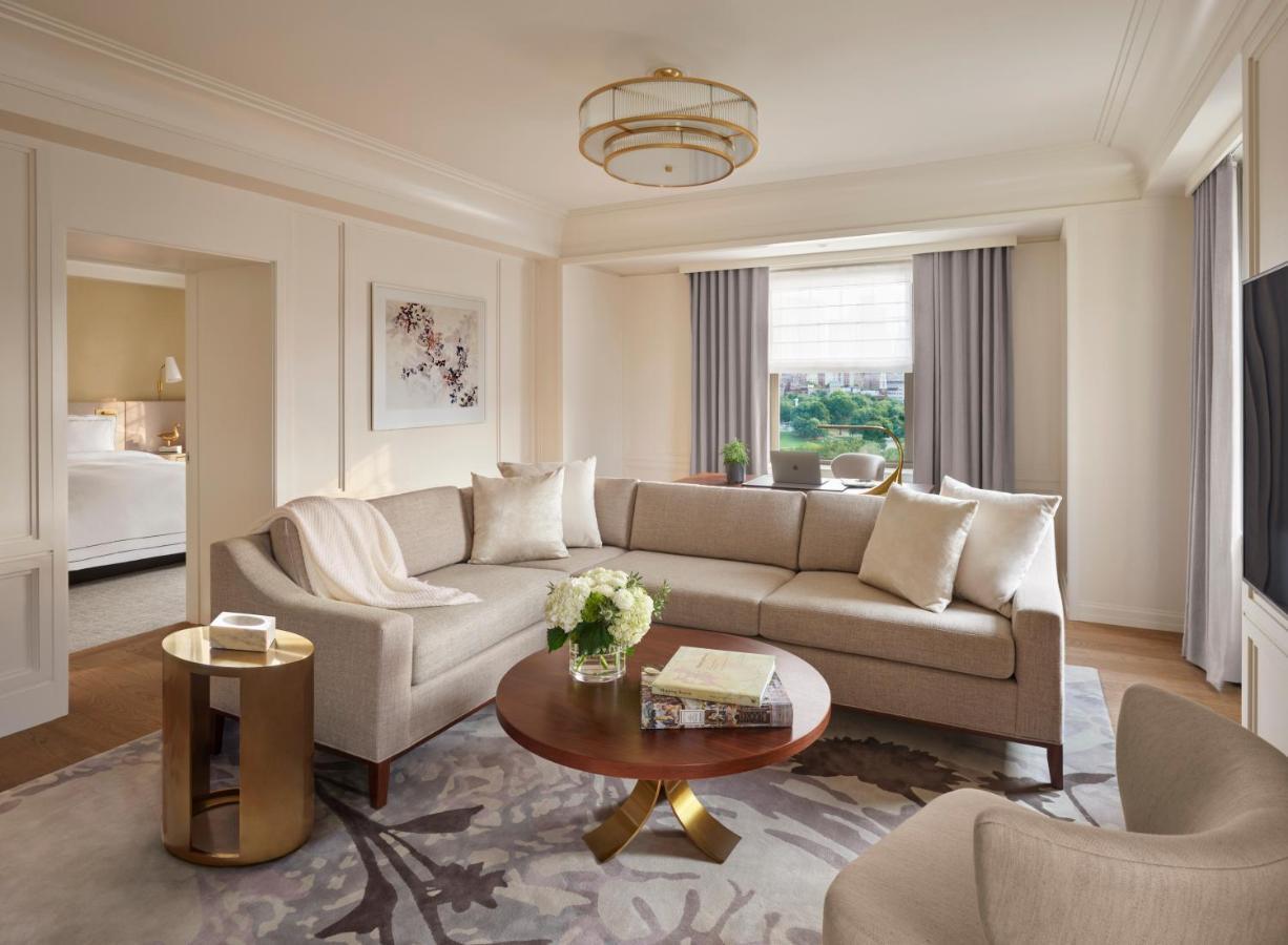 Hotel The Newbury Boston Esterno foto A suite at The Carlyle