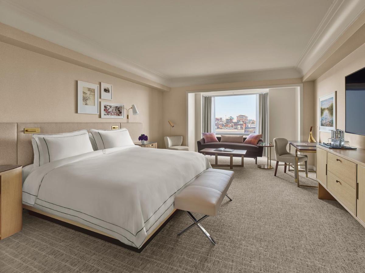 Hotel The Newbury Boston Esterno foto A guest room at the Four Seasons Hotel