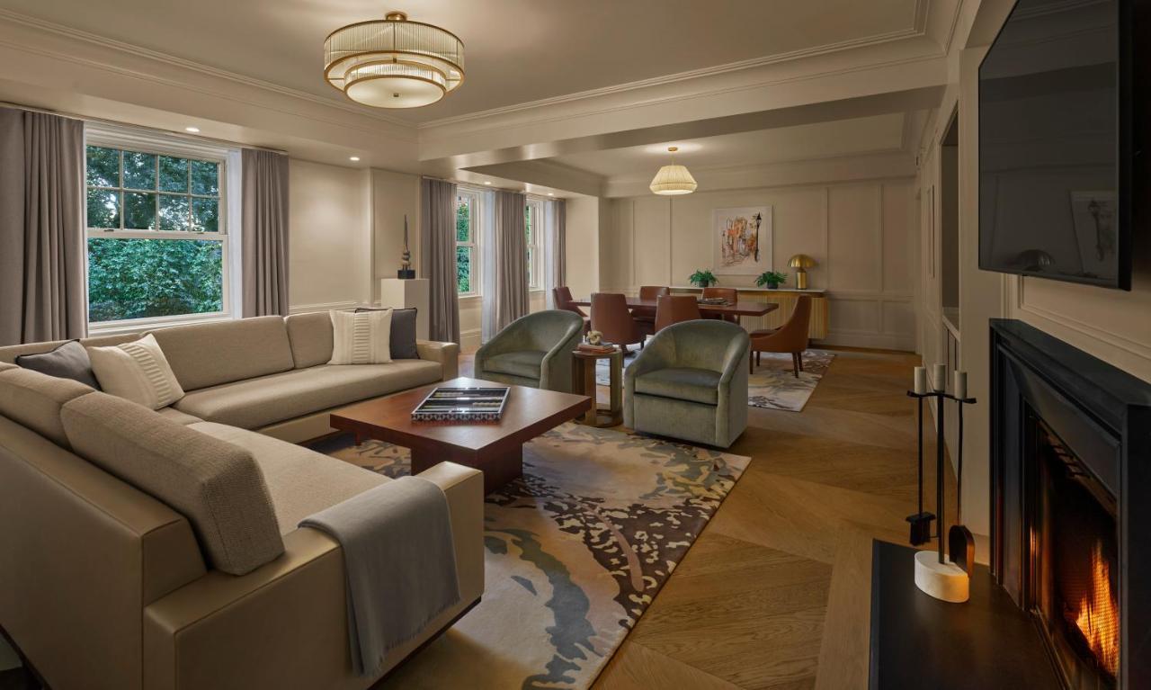 Hotel The Newbury Boston Esterno foto The living room of a three-bedroom suite