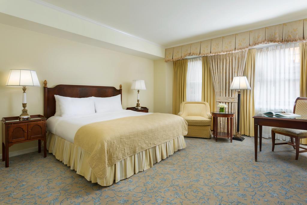 Hotel The Newbury Boston Esterno foto A guest room at the Waldorf Astoria New York