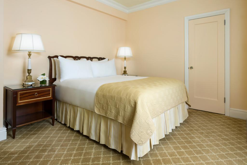 Hotel The Newbury Boston Esterno foto A guest room at The Carlyle