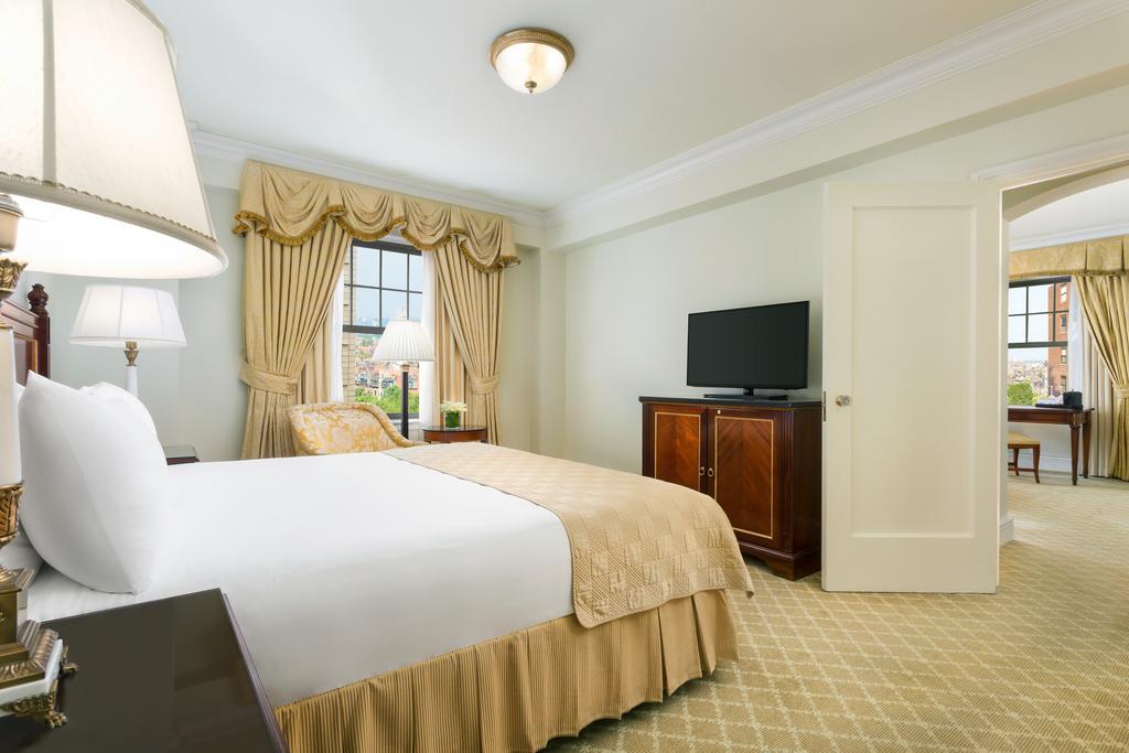 Hotel The Newbury Boston Esterno foto A bedroom at The Ritz-Carlton, Boston