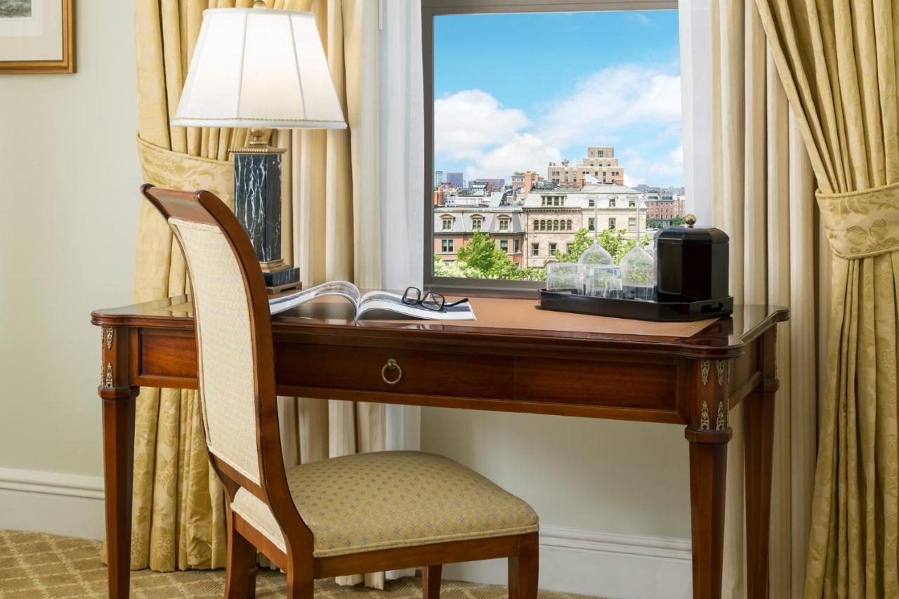 Hotel The Newbury Boston Esterno foto A writing desk